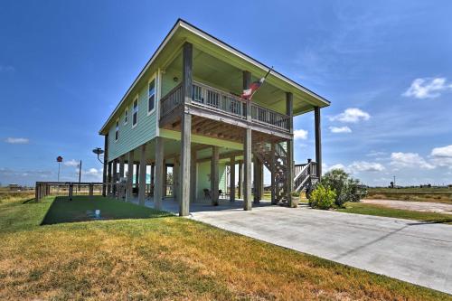 Gulf Coast Retreat with Deck Yard and Bay Views! - image 2