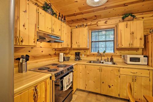 Broken Bow Cabin with Hot Tub, Near Hiking and Fishing in Stephens Gap, USA
