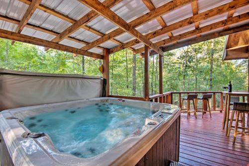 Broken Bow Cabin with Hot Tub, Near Hiking and Fishing in Stephens Gap, USA