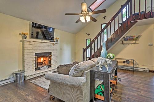 15 Mi to Camelback Ski Resort Home with Deck!