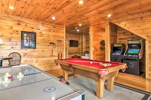 Gatlinburg Cabin with Hot Tub and Mt Le Conte Views! - main image