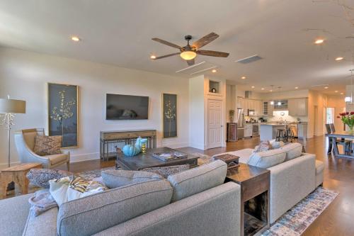 Modern Main St Apt in Downtown Waynesville! in Waynesville, USA