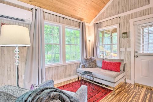 Heartwood Cottage 2 Mi from Blue Ridge Parkway!