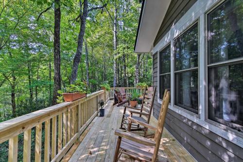 Cozy Hideaway with Grill, 17 Mi to Asheville in Black Mountain, USA