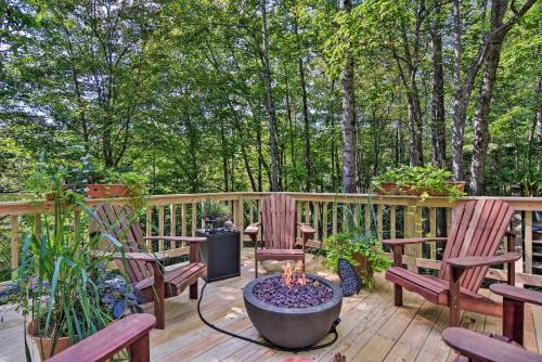Cozy Hideaway with Grill, 17 Mi to Asheville in Black Mountain, USA