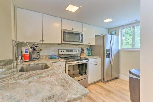 Hilton Head Villa with Balcony - Easy Walk to Beach! - image 7
