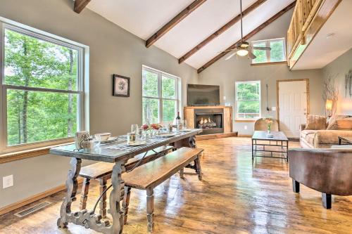 Red River Gorge Cabin with Private Hot Tub! in Rogers, USA