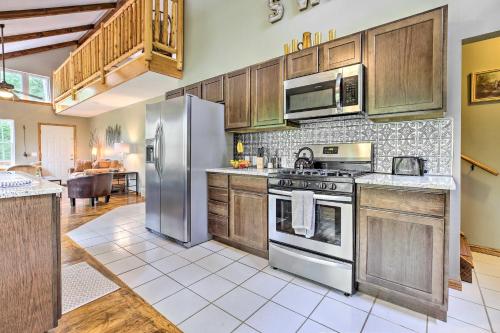 Red River Gorge Cabin with Private Hot Tub! in Rogers, USA