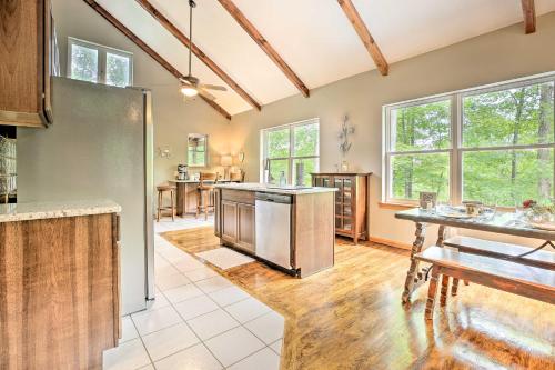 Red River Gorge Cabin with Private Hot Tub! in Rogers, USA