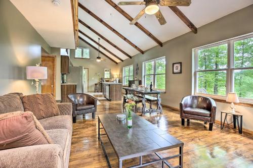Hike & Zip-Line: Red River Gorge Cabin w/ Hot Tub!, Rogers