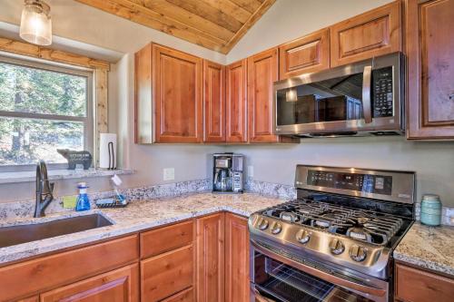 Grand Fairplay Cabin with Hot Tub and Mountain Views!