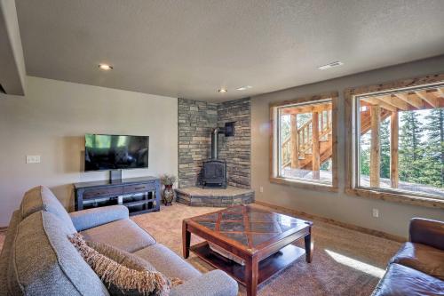 Grand Fairplay Cabin with Hot Tub and Mountain Views!