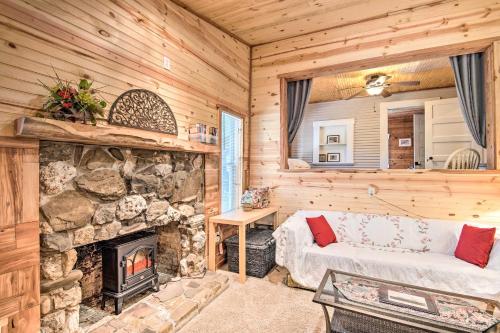 Updated Cabin with Porch Mins to Cossatot River - image 5