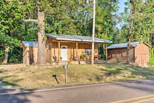Updated Cabin with Porch Mins to Cossatot River - image 7