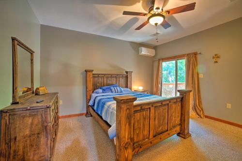 Coffeeville Cabin with Deck about 7 Mi to Grenada Lk in กรีนวูด (MS)