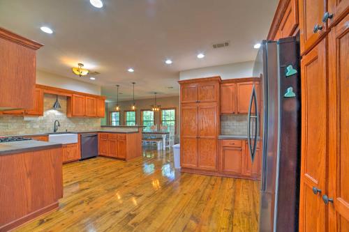 Coffeeville Cabin with Deck about 7 Mi to Grenada Lk in กรีนวูด (MS)