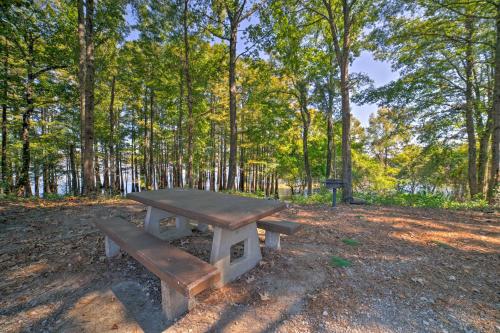 Coffeeville Cabin with Deck about 7 Mi to Grenada Lk in กรีนวูด (MS)