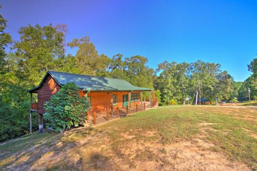 Coffeeville Cabin with Deck about 7 Mi to Grenada Lk