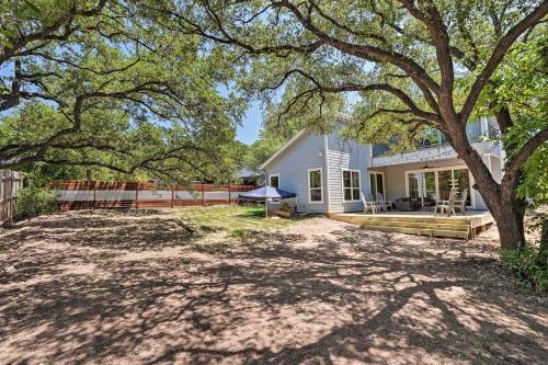 Spacious Getaway with Patio 3 Blocks to Lake Austin - image 5