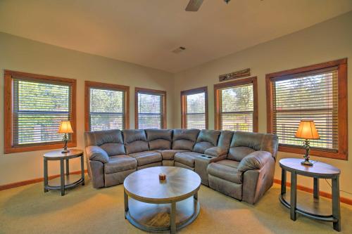 Coffeeville Cabin with Deck about 7 Mi to Grenada Lk in กรีนวูด (MS)