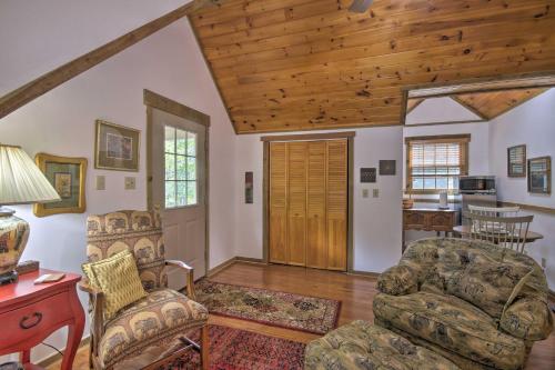 Couples Cabin - 5 Mi to DT Berkeley Springs! in Berkeley Springs, USA