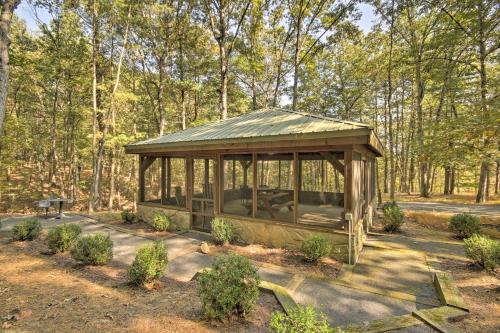 Couples Cabin - 5 Mi to DT Berkeley Springs! in Berkeley Springs, USA