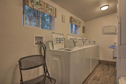 Cozy Cabin with Amenities, 3 Mi to Show Low Lake!