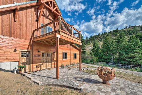 Custom Livingston Apt with Balcony and Mountain Views!