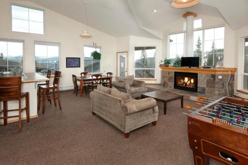 Condo with Community Hot Tub - 11 Mi to Keystone! - main image