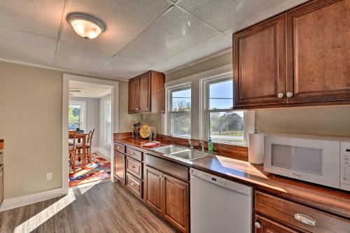 Blue Ridge Mtns Cottage with Porch, Fire Pit and Grill in Lenoir, USA