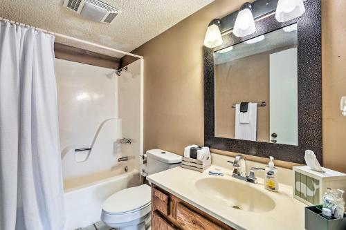Cozy Hands Down Condo - 4 Mi to Oaklawn Racing!