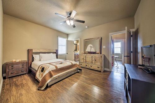 Upscale La Vernia House 30 Mi to San Antonio - image 2