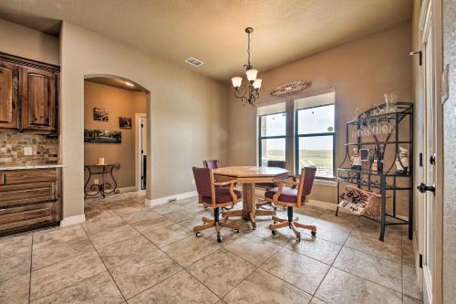 Upscale La Vernia House 30 Mi to San Antonio - image 4