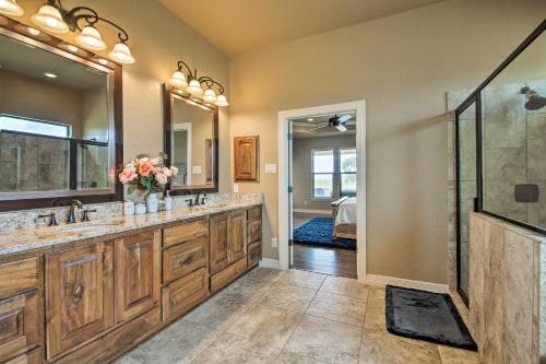 Upscale La Vernia House 30 Mi to San Antonio - image 5