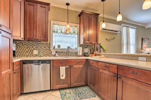 Cottage in Historic Galveston Walk to Beach! - image 4