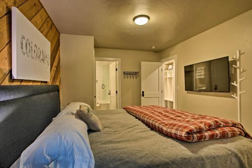 Cozy Mtn Condo with Hot Tub Access Walk to Slopes! - image 5
