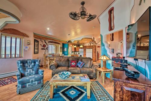 House on 1 half Acres - 30 Mins to Taos Ski Valley! in El Prado, USA