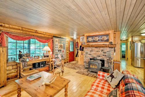 Private Wooded Cabin, 8 Mi to Sundance Ski and Town! in Wilmington, USA