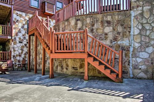 Modern-yet-Rustic Pigeon Forge Cabin with Pool Access - image 9