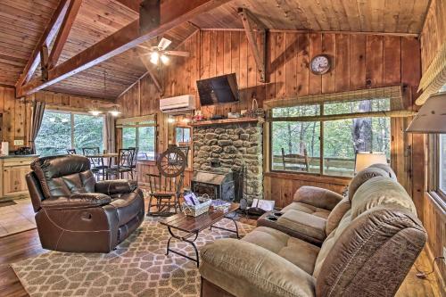 Secluded Stanardsville Cabin with 10 Acres and Hot Tub in Stanardsville, USA
