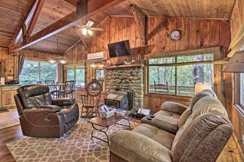 . Secluded Stanardsville Cabin with 10 Acres and Hot Tub