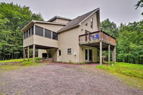 Lake Harmony Home with Hot Tub, Deck and Game Room in Lake Harmony, USA