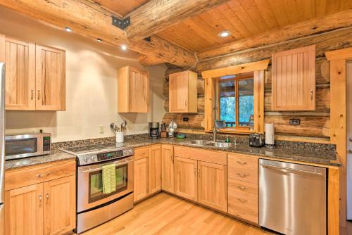 Custom Riverfront Log Home near Stevens Pass! - image 2