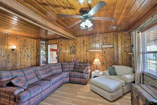 ‘Cobblestone Cottage' - 10 Mi to Pomme de Terre! in Galmey (MO)