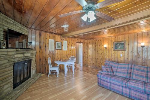 ‘Cobblestone Cottage' - 10 Mi to Pomme de Terre! in Galmey (MO)