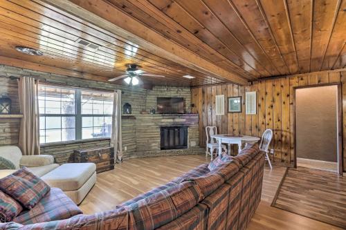 ‘Cobblestone Cottage' - 10 Mi to Pomme de Terre! in Galmey (MO)