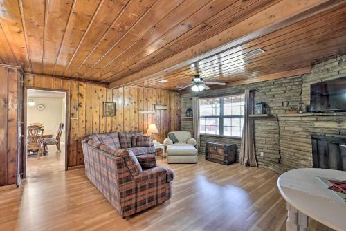 ‘Cobblestone Cottage' - 10 Mi to Pomme de Terre! in Galmey (MO)