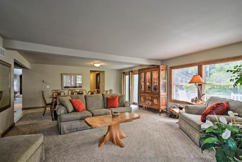 Roscommon Home with Deck 7 Mi to Higgins Lake! - image 9
