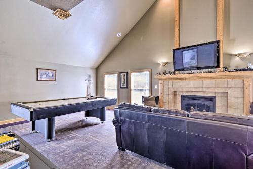 Roscommon Home with Deck 7 Mi to Higgins Lake! - image 4