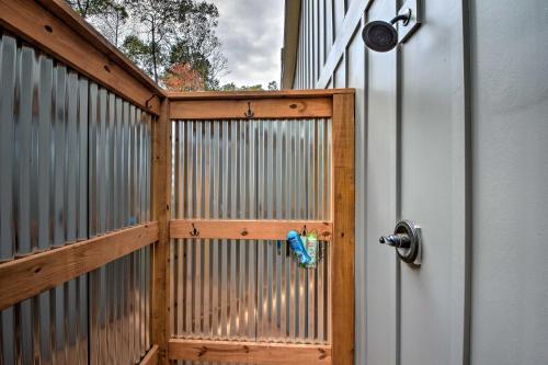 Cork and Creek Cottage with Mtn and Pasture Views! - image 4